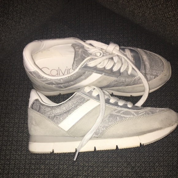 Calvin Klein size 9 women’s sneakers - Picture 3 of 3